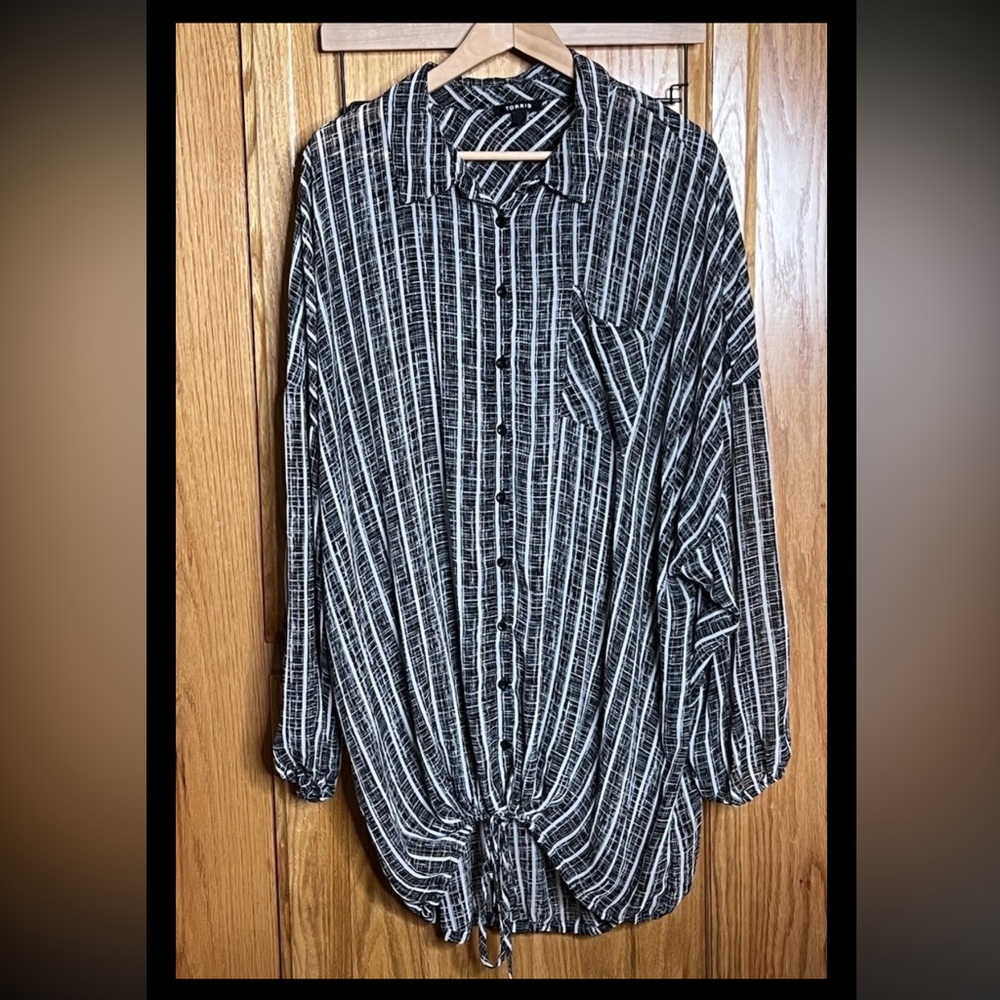 Torrid 3 Tunic Shirt Women’s 3x Button Up Career Casual Lightweight Semi-Sheer